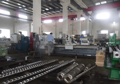 Mecanizado de tornillos y barriles extrusores