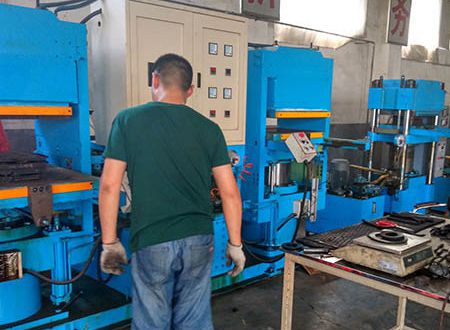 Cortar materia prima o preparar trabajos de fundición.